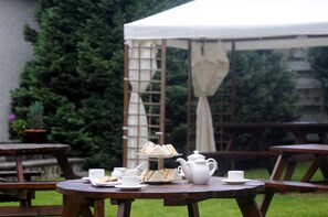 Outdoor dining - Highlander Hotel (Newtonmore)