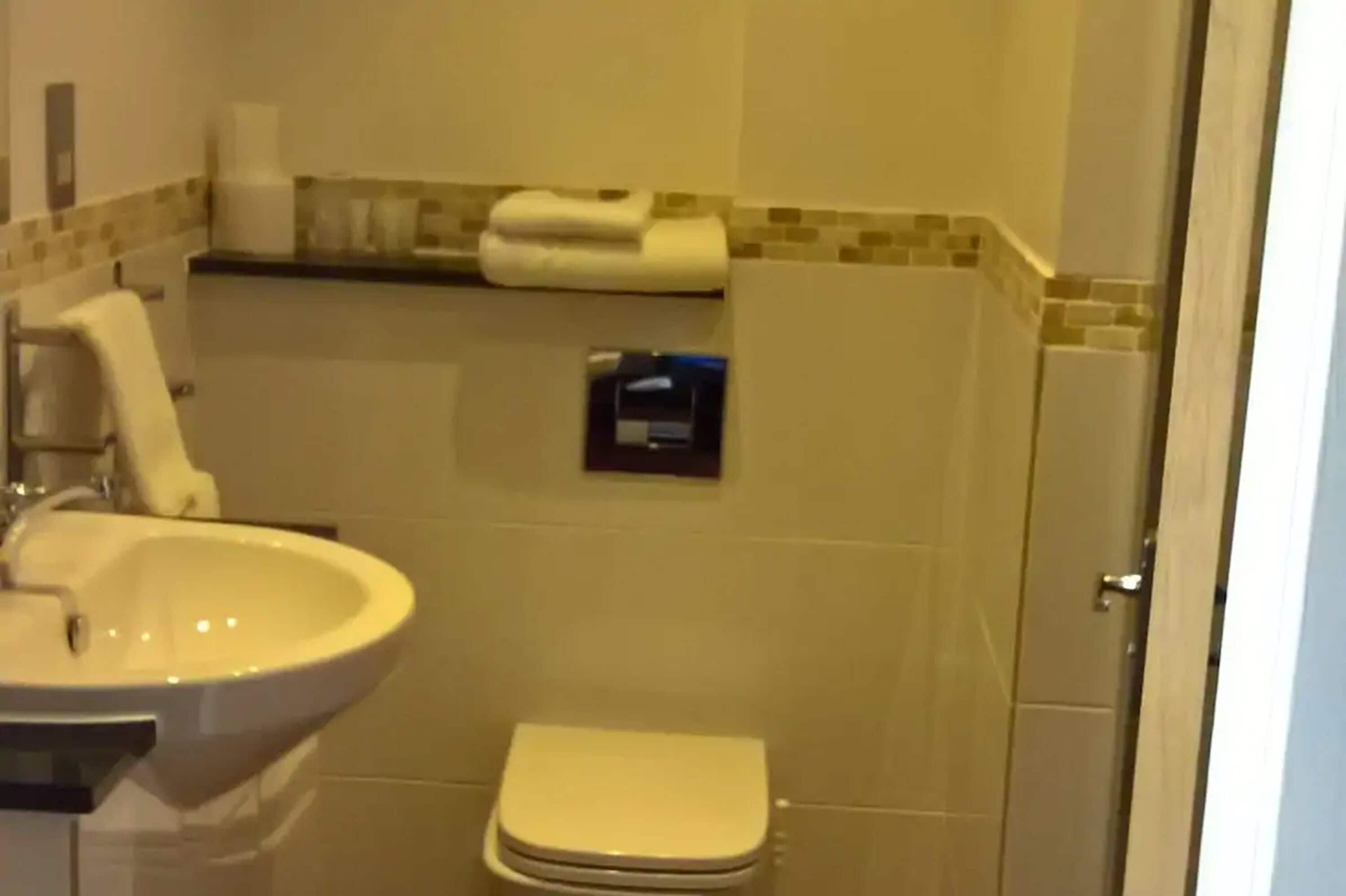 cosy double room | bathroom | shower, free toiletries, hair dryer, towels