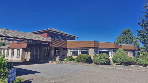 Front of property - Highlander Hotel (Newtonmore)