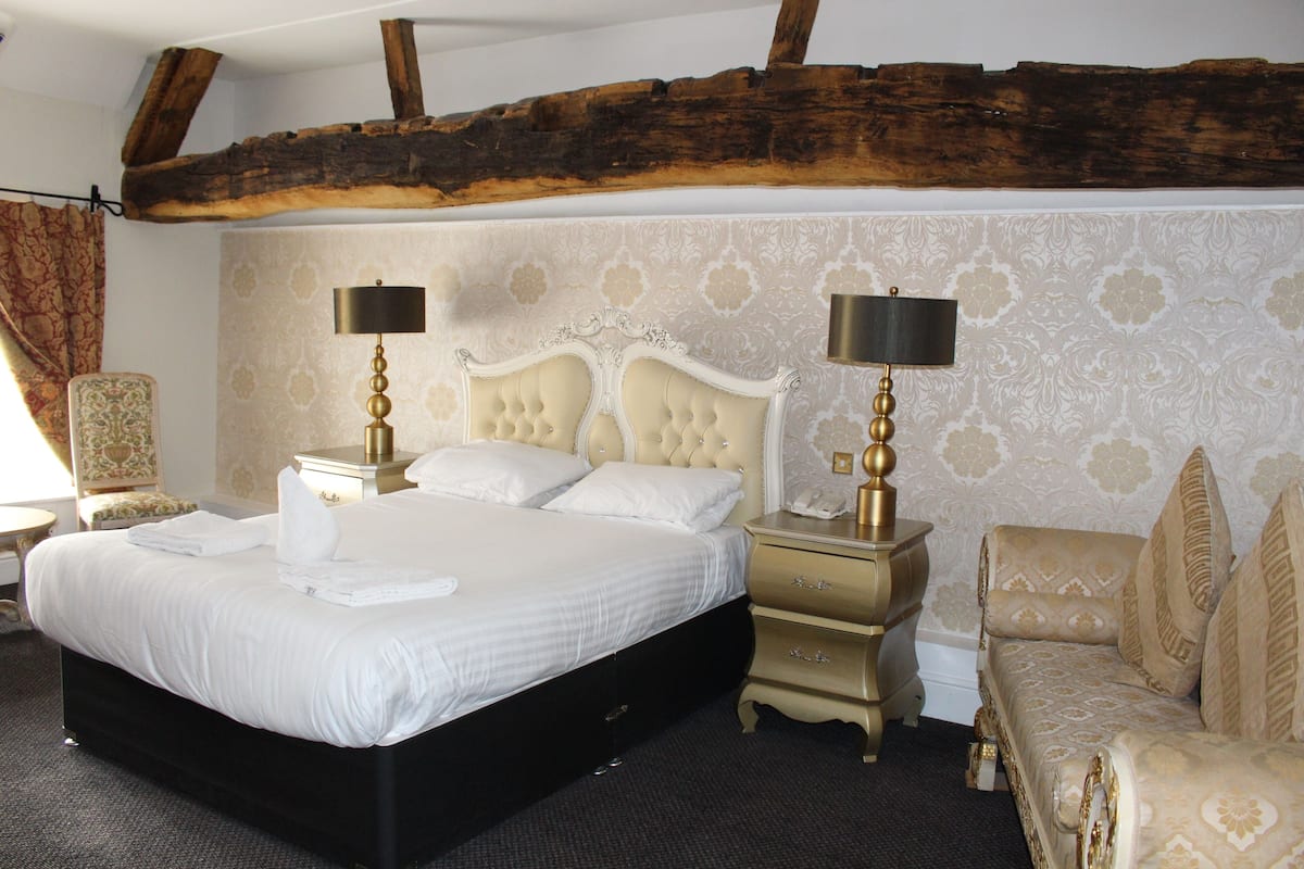 1 bedroom, in-room safe, individually decorated, individually furnished