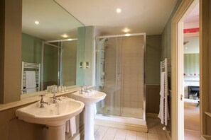 Ensemble douche/baignoire, articles de toilette gratuits, sĂšche-cheveux