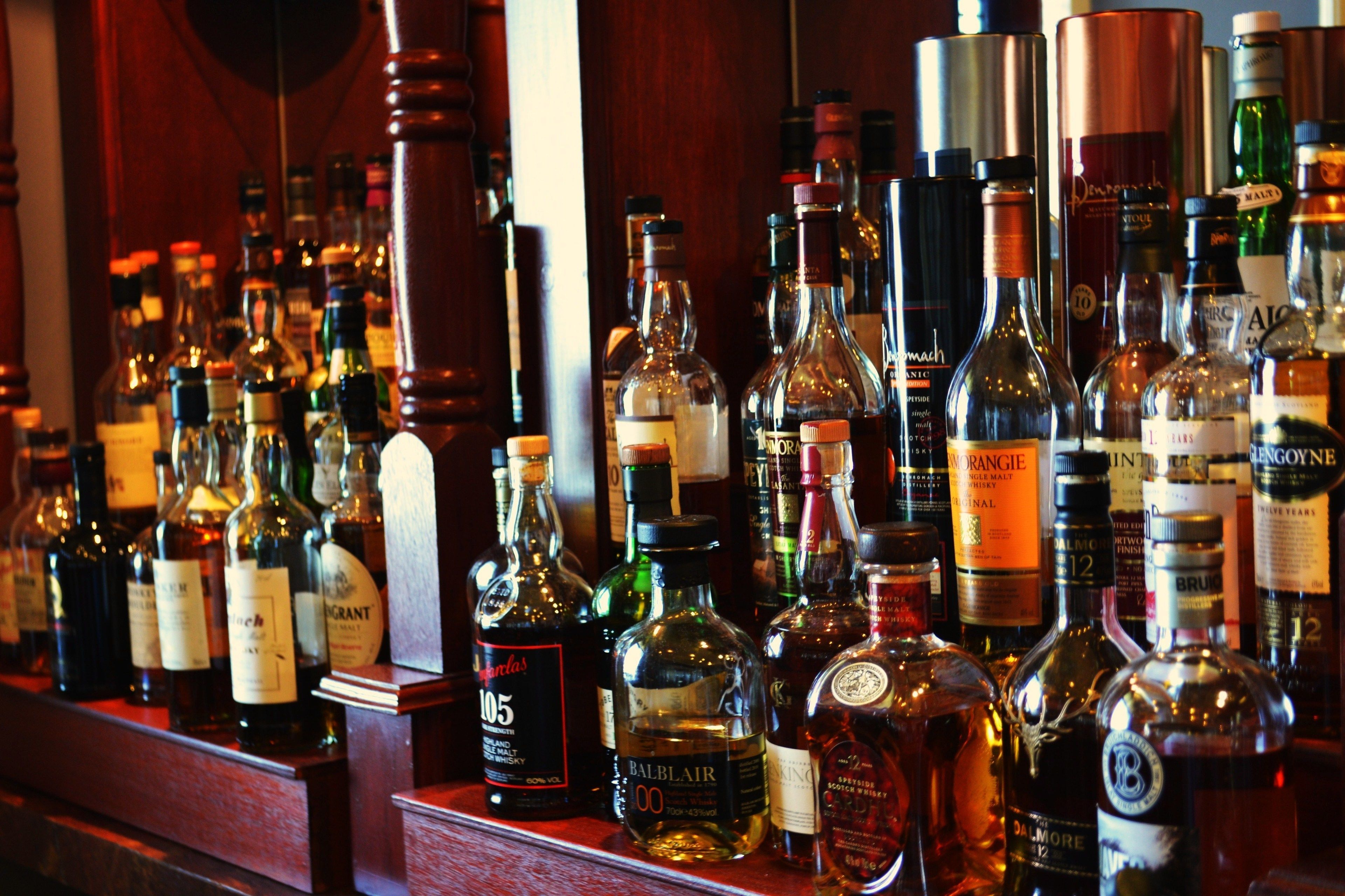 Eine Bar mit verschiedenen Spirituosenflaschen.