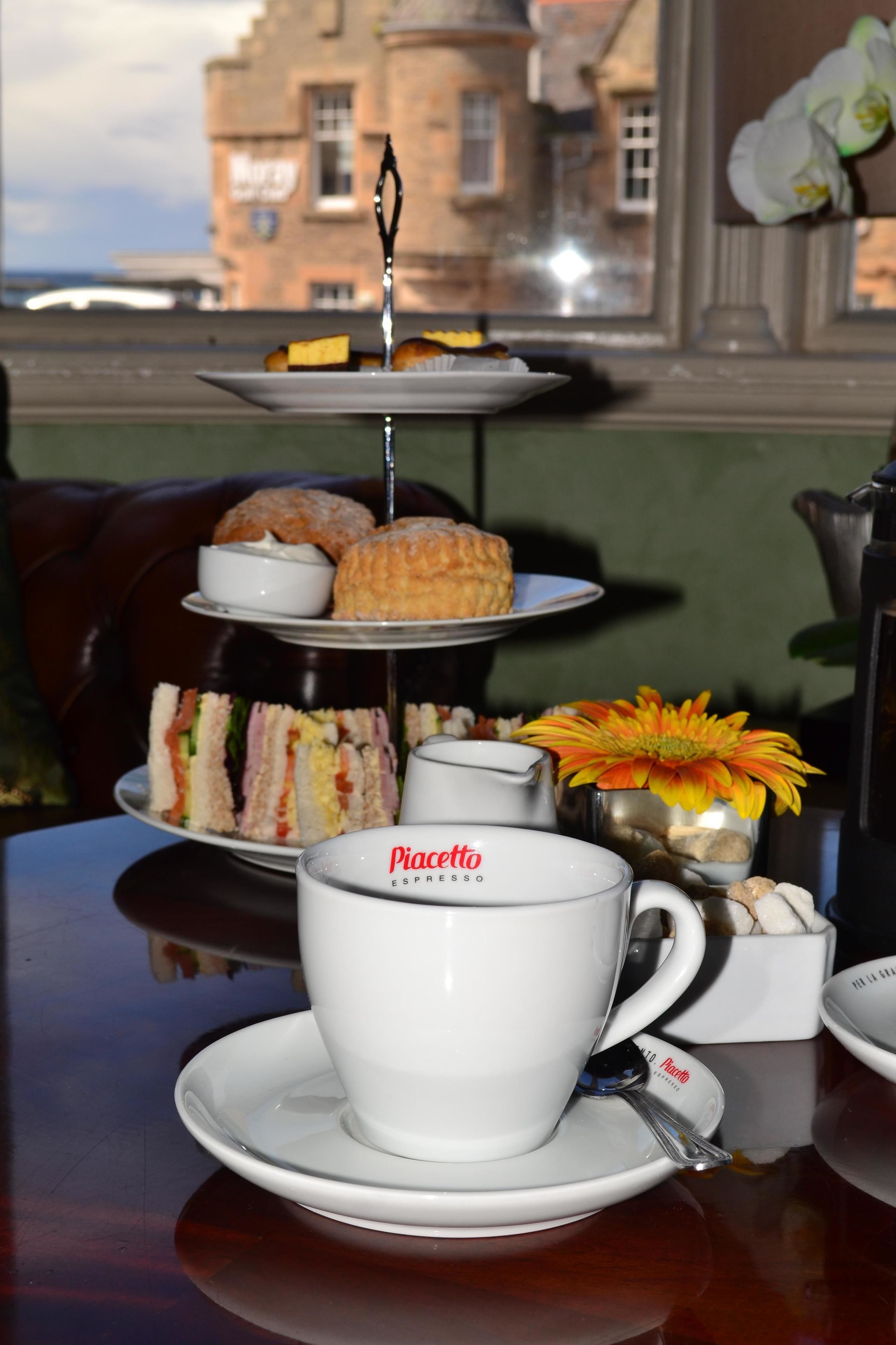 供應早餐和晚餐，現代歐洲料理，海灘景觀