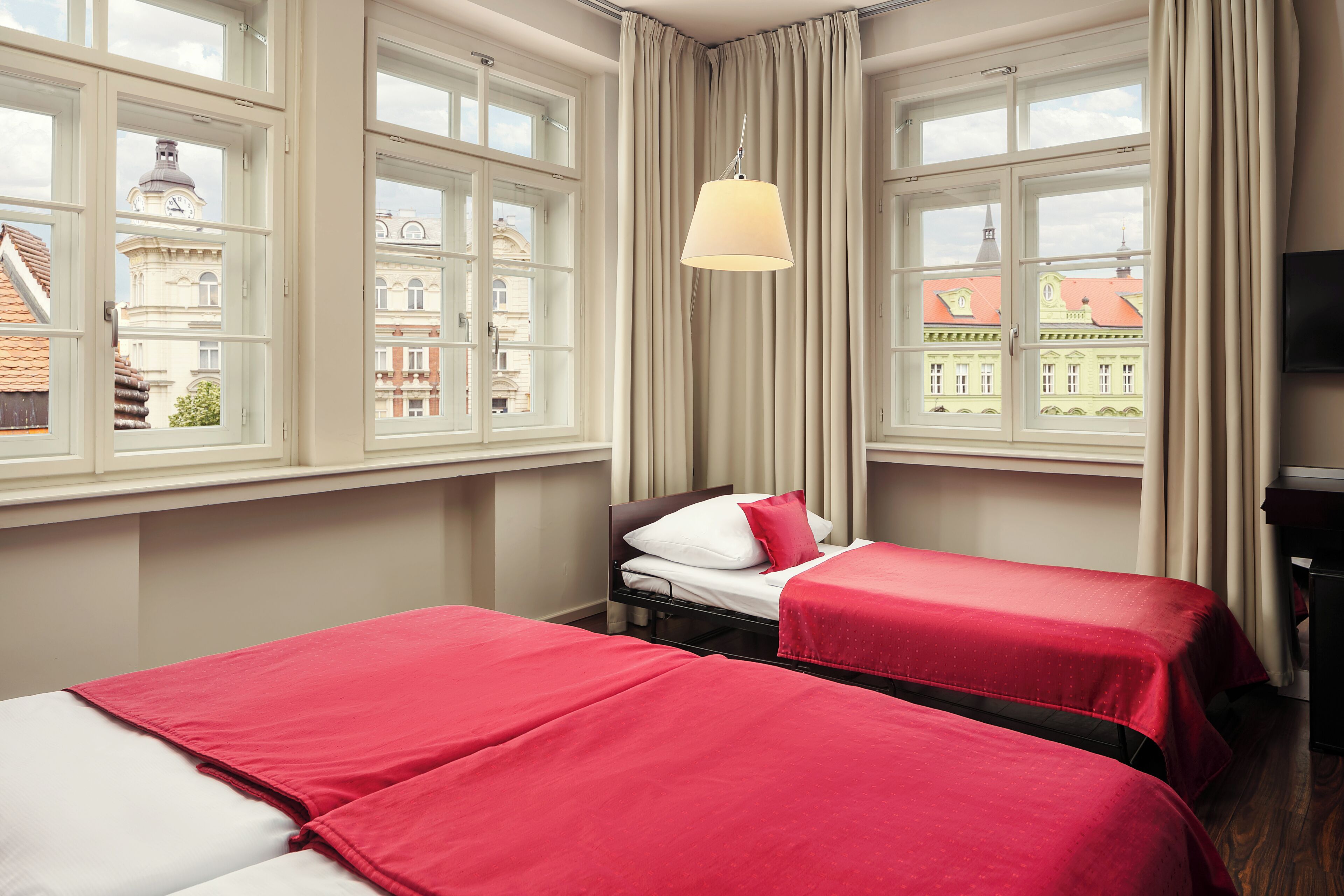 standard triple room | 1 bedroom, minibar, in-room safe, desk