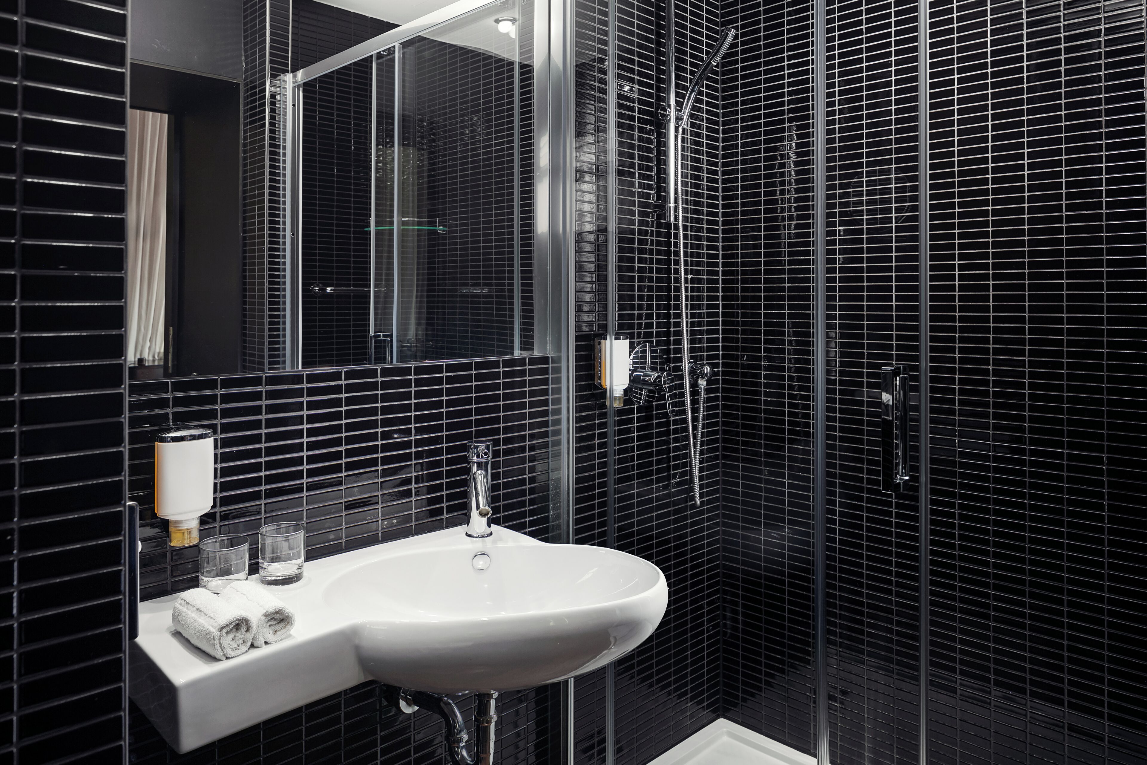 combined shower/bathtub, free toiletries, hair dryer, slippers