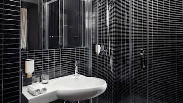 Bañera con ducha, artĂculos de tocador gratuitos, secador de pelo