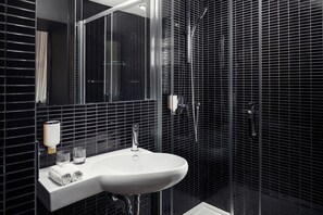 Bañera con ducha, artículos de tocador gratuitos, secador de pelo