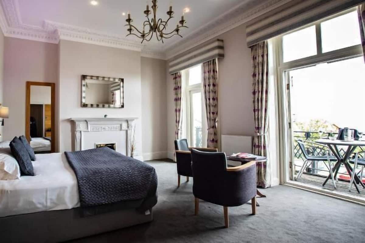 In-room safe, desk, iron/ironing board, free WiFi