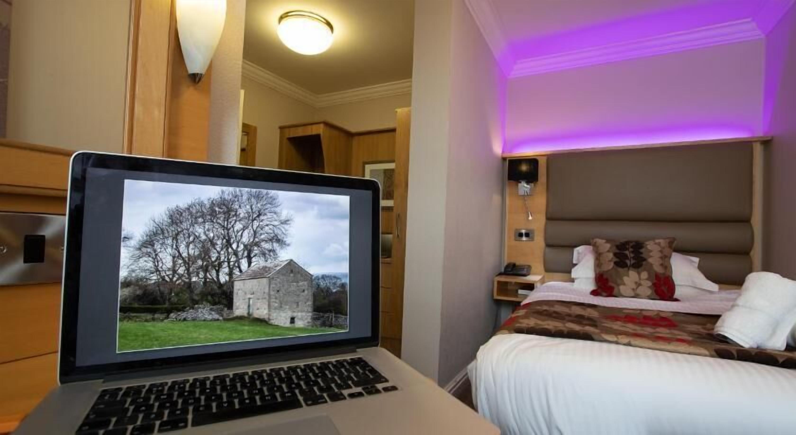 Coffres-forts dans les chambres, bureau, fer et planche à repasser