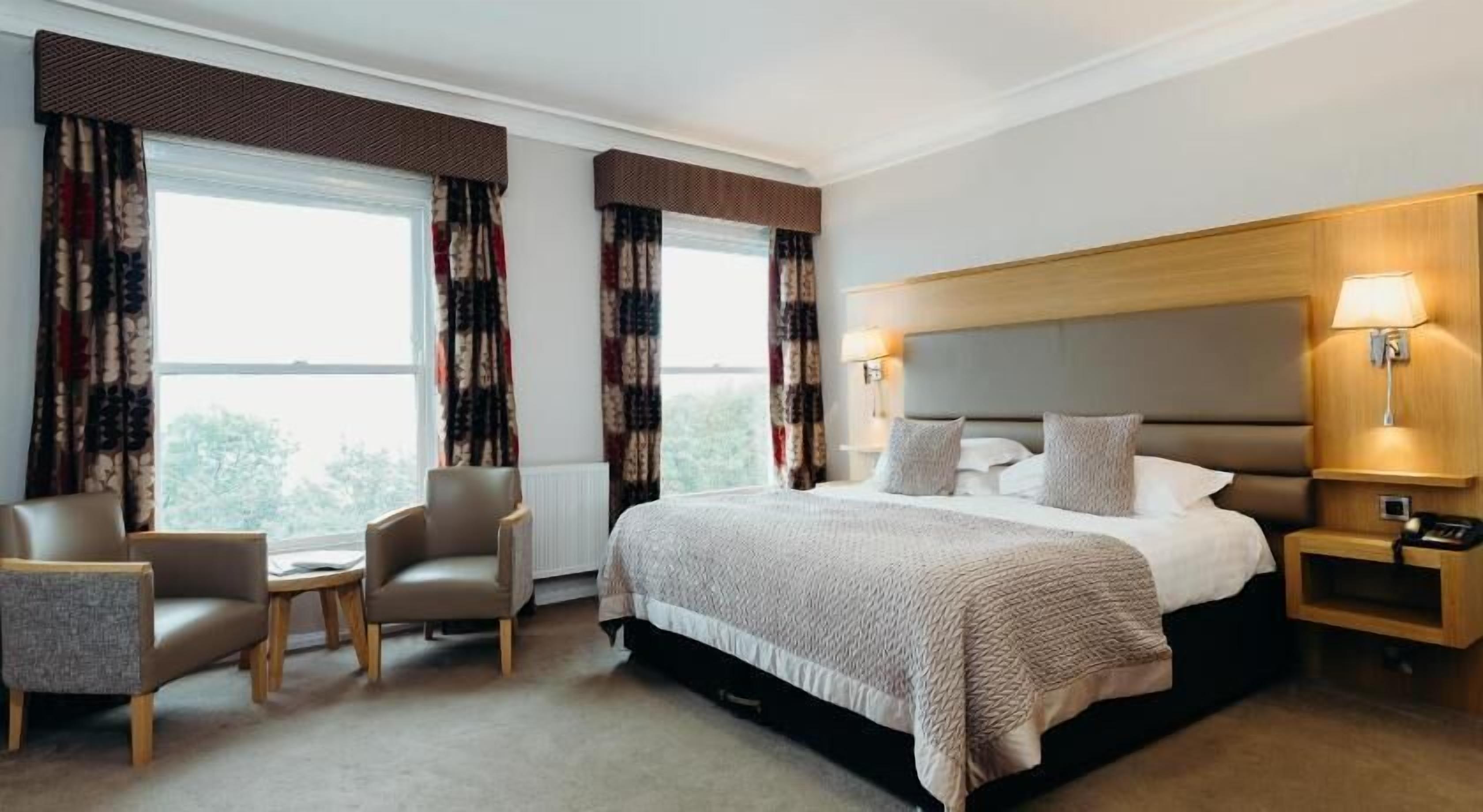 Coffres-forts dans les chambres, bureau, fer et planche à repasser