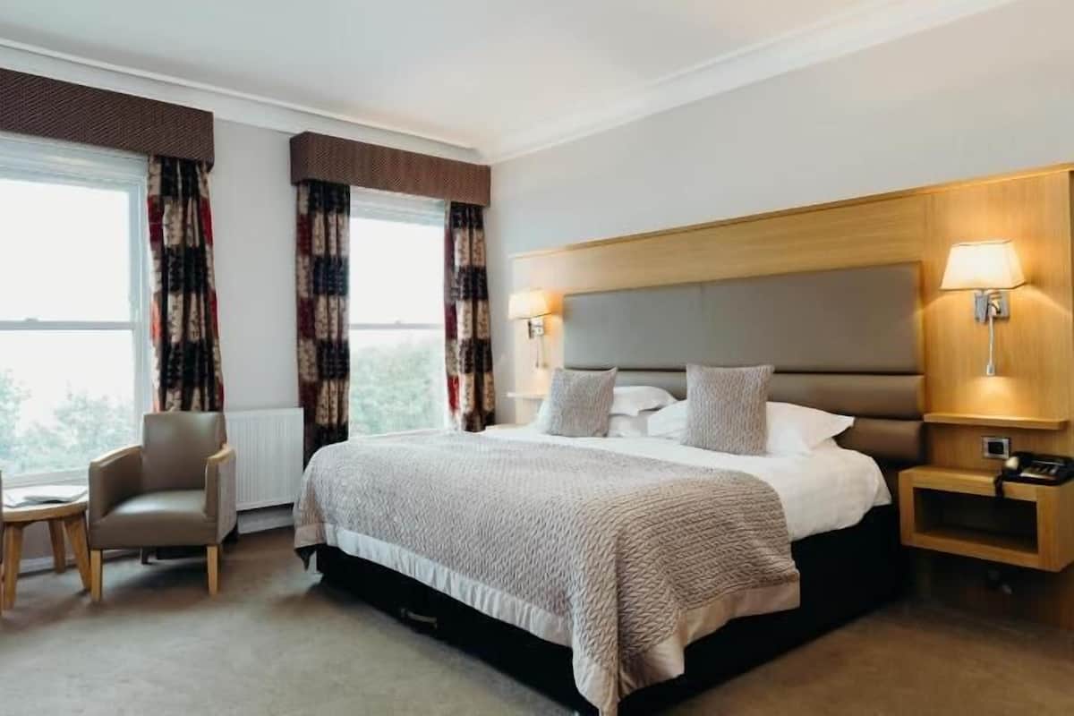 In-room safe, desk, iron/ironing board, free WiFi