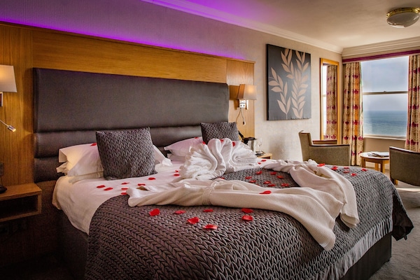 Caja de seguridad en la habitación y escritorio