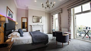 Habitació doble o amb dos llits individuals Deluxe, vistes al mar | Caixa forta a l'habitació, escriptori i planxa i posts de planxar