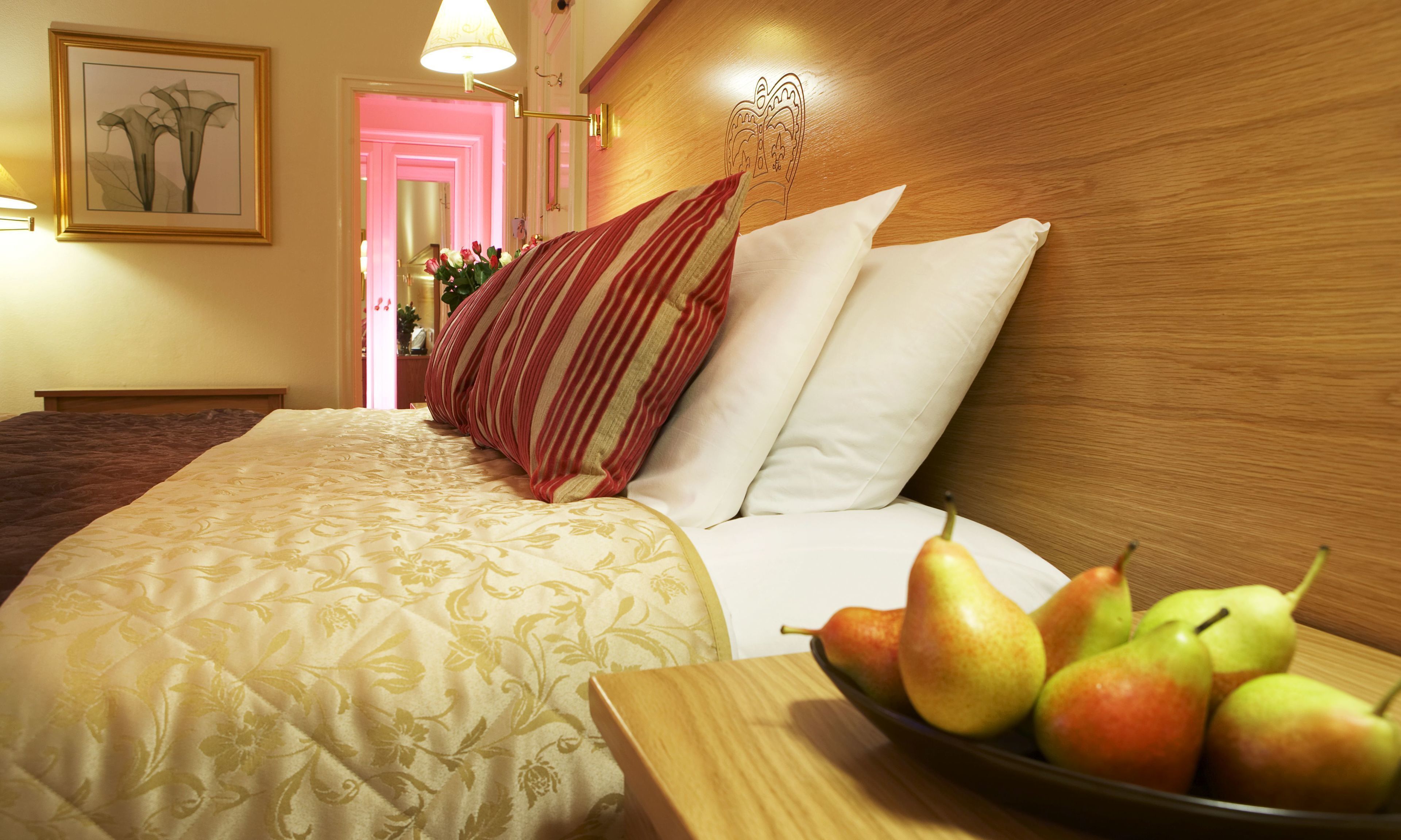 Coffres-forts dans les chambres, bureau, fer et planche à repasser