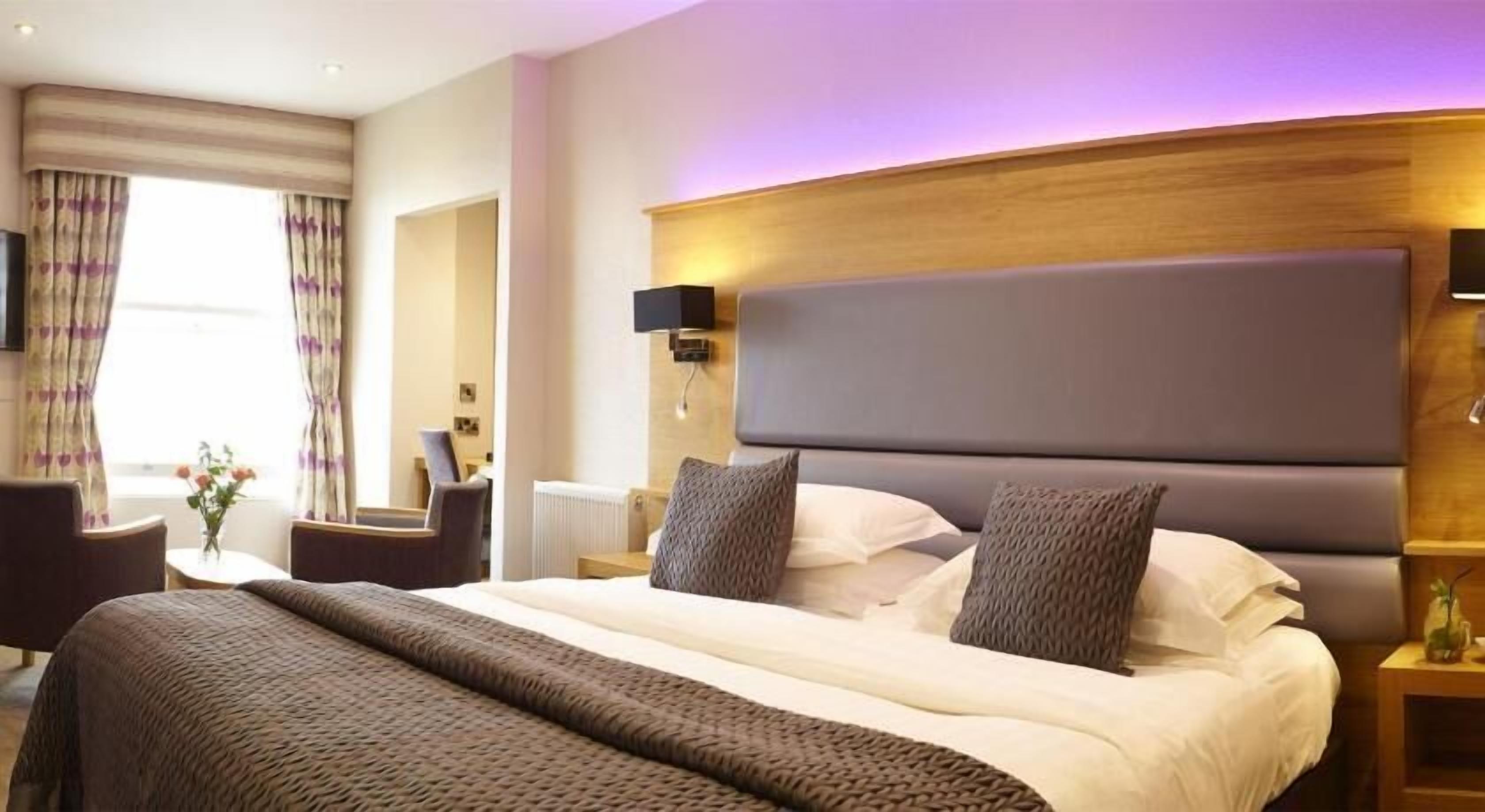 Coffres-forts dans les chambres, bureau, fer et planche à repasser