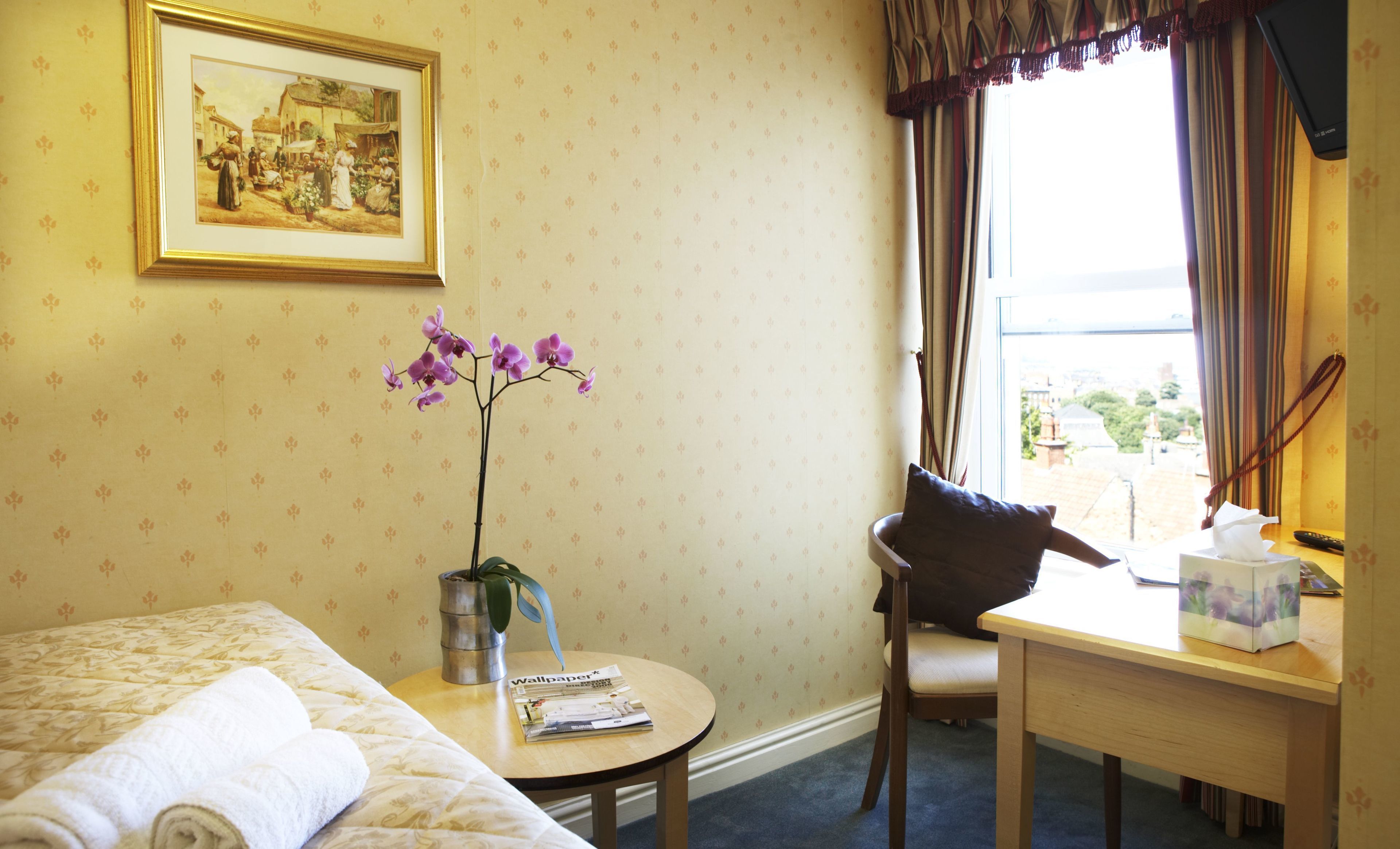 standard single room | 1 bedroom, in-room safe, desk, iron/ironing board