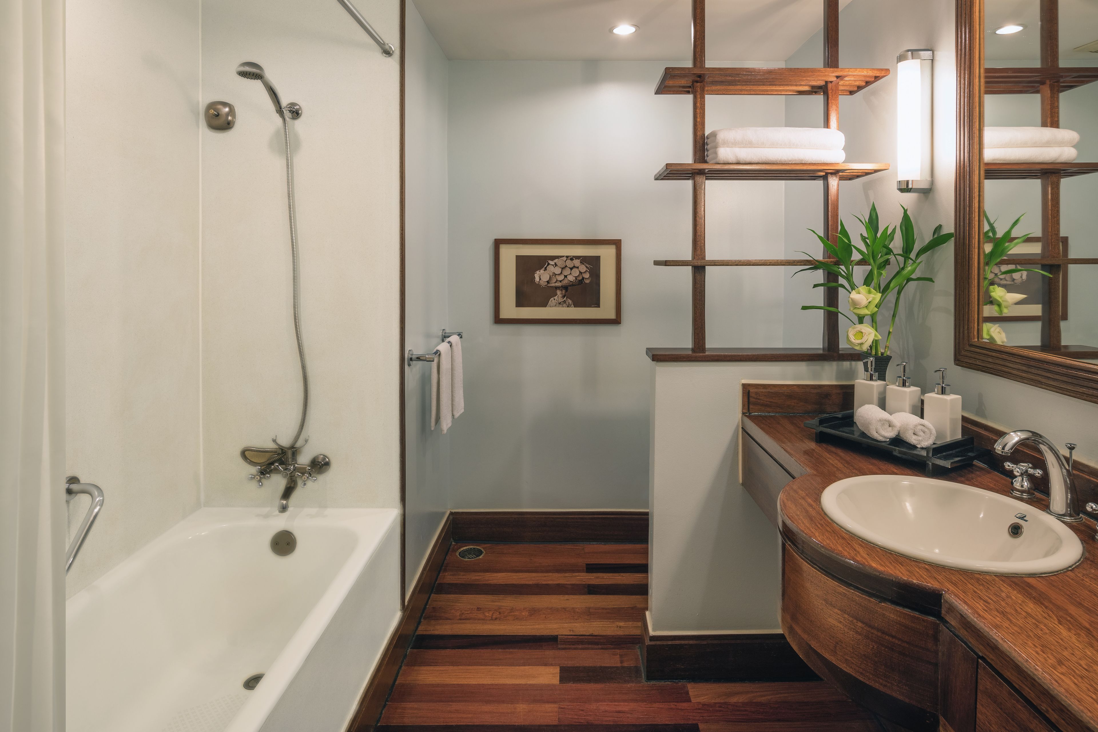 combined shower/bathtub, deep-soaking bathtub, free toiletries