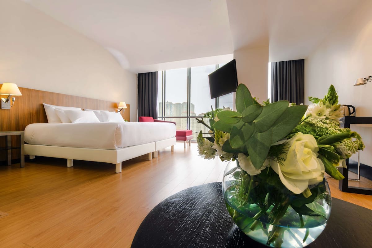 Hypo-allergenic bedding, down comforters, minibar, in-room safe