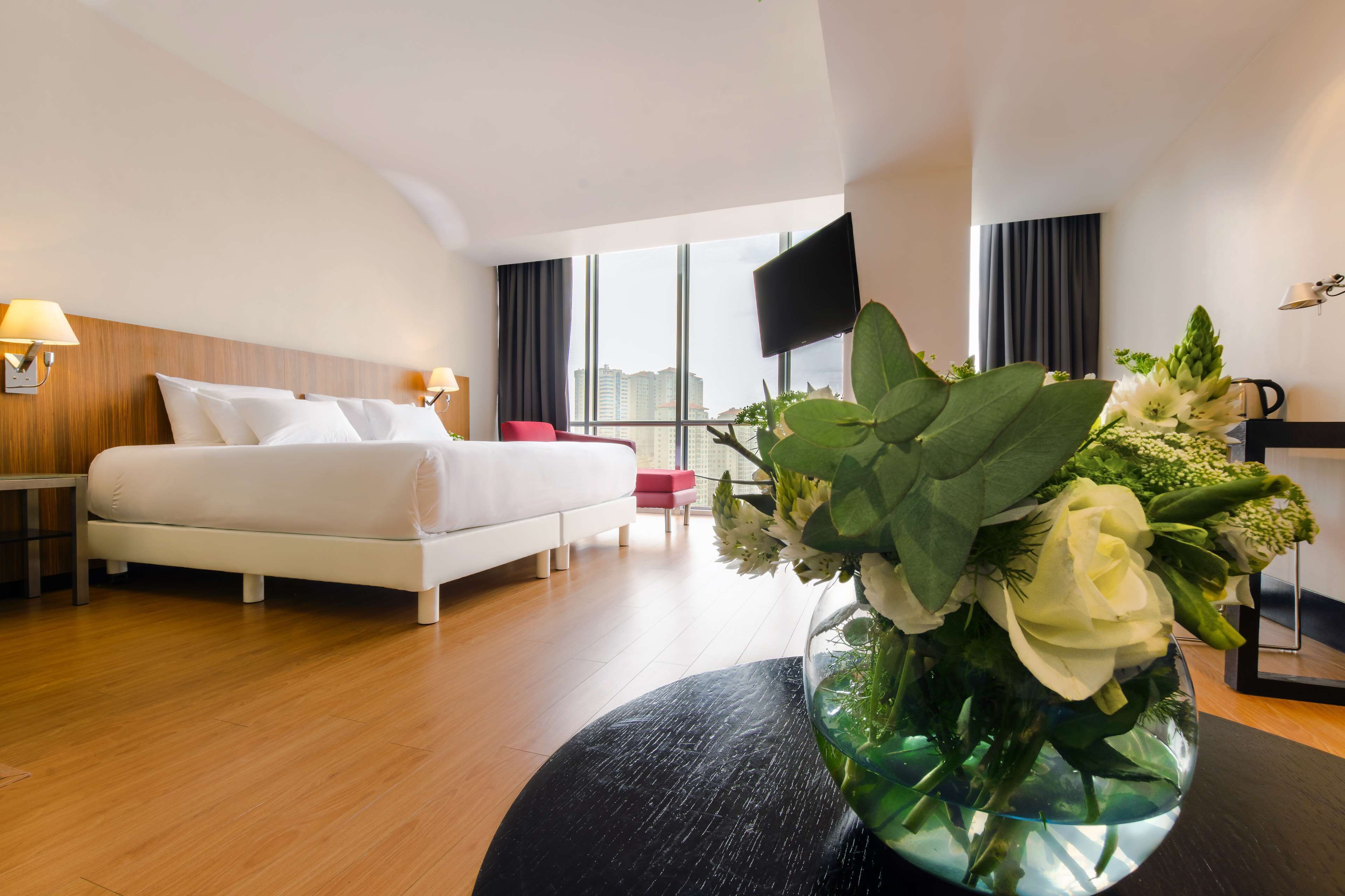 1 bedroom, hypo-allergenic bedding, down duvets, minibar