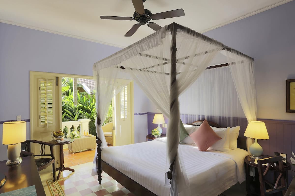 Premium bedding, down duvets, minibar, in-room safe