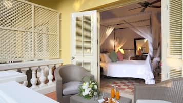 Quarto casal luxo, no jardim | Roupas de cama premium, edredons de pluma, frigobar, cofres nos quartos