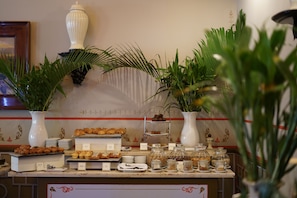 Daily cooked-to-order breakfast for a fee