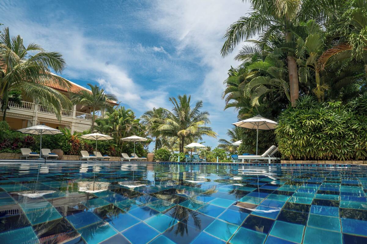 outdoor pool, open 7:00 am to 7:00 pm, pool umbrellas, pool loungers