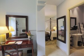 Suite, 1 tweepersoonsbed | Luxe beddengoed, donsdekens, een minibar, een kluis op de kamer