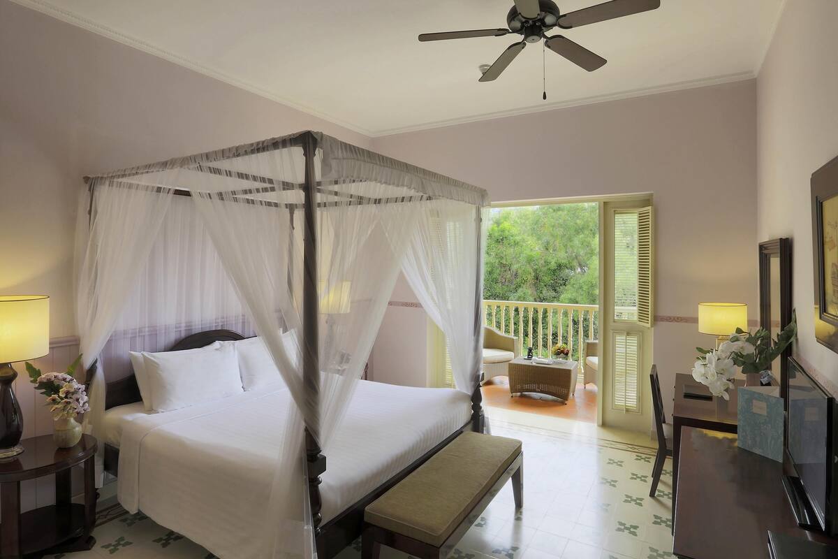 Premium bedding, down duvets, minibar, in-room safe
