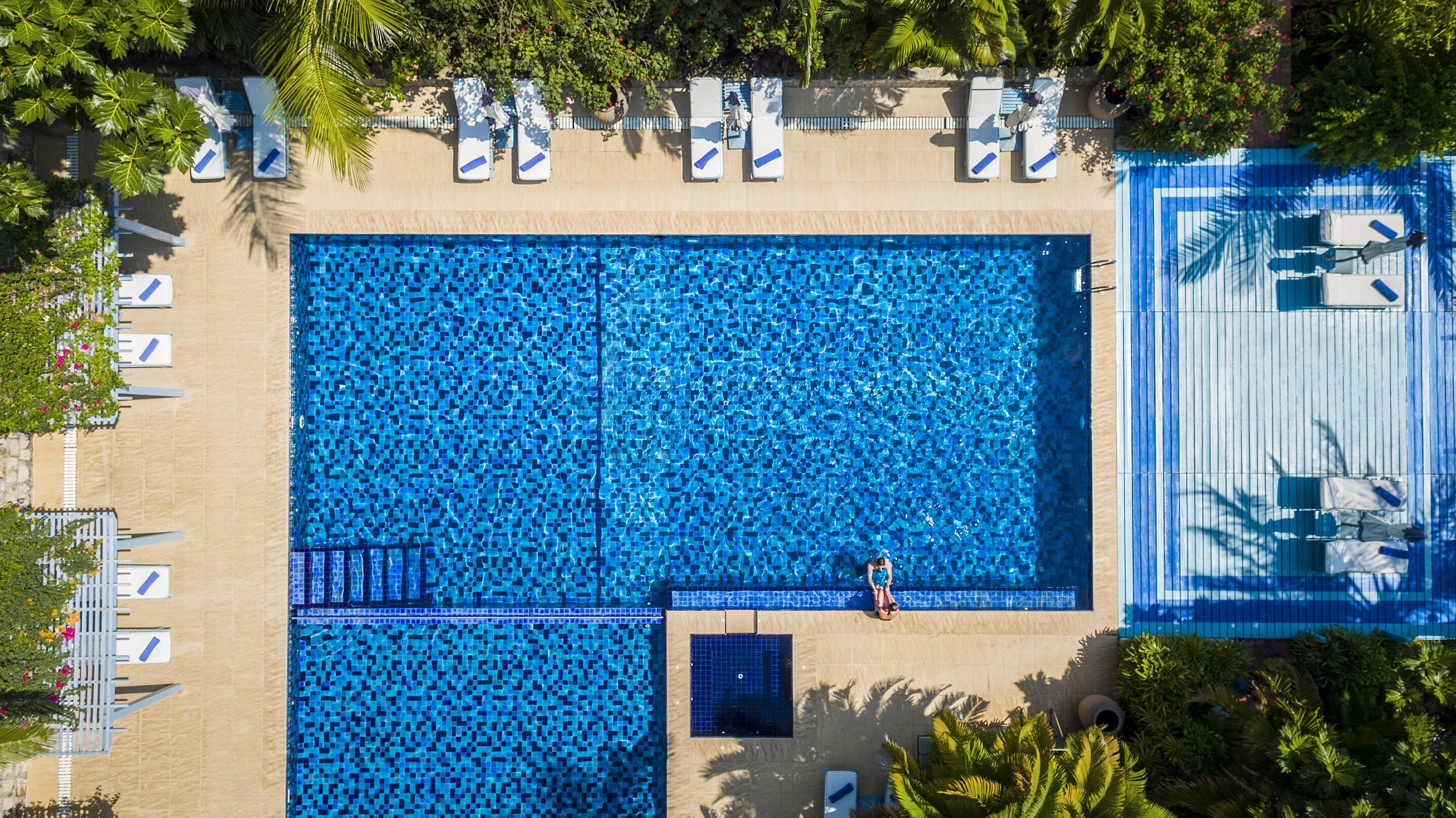 outdoor pool, open 7:00 am to 7:00 pm, pool umbrellas, pool loungers