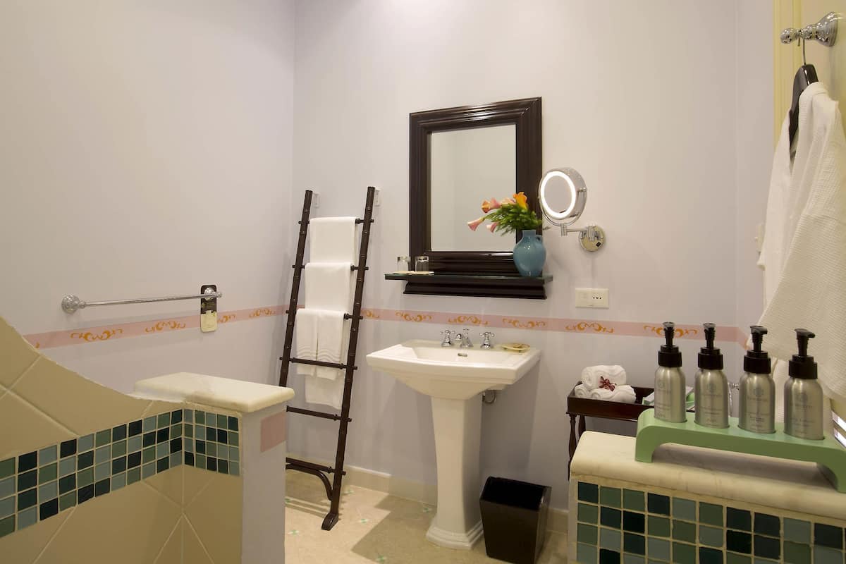 1 habitación, ropa de cama de alta calidad, cubrecamas y minibar