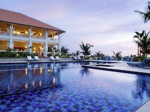 Outdoor pool, open 7:00 AM to 7:00 PM, pool umbrellas, pool loungers - La Veranda Resort Phu Quoc - MGallery (Phu Quoc)