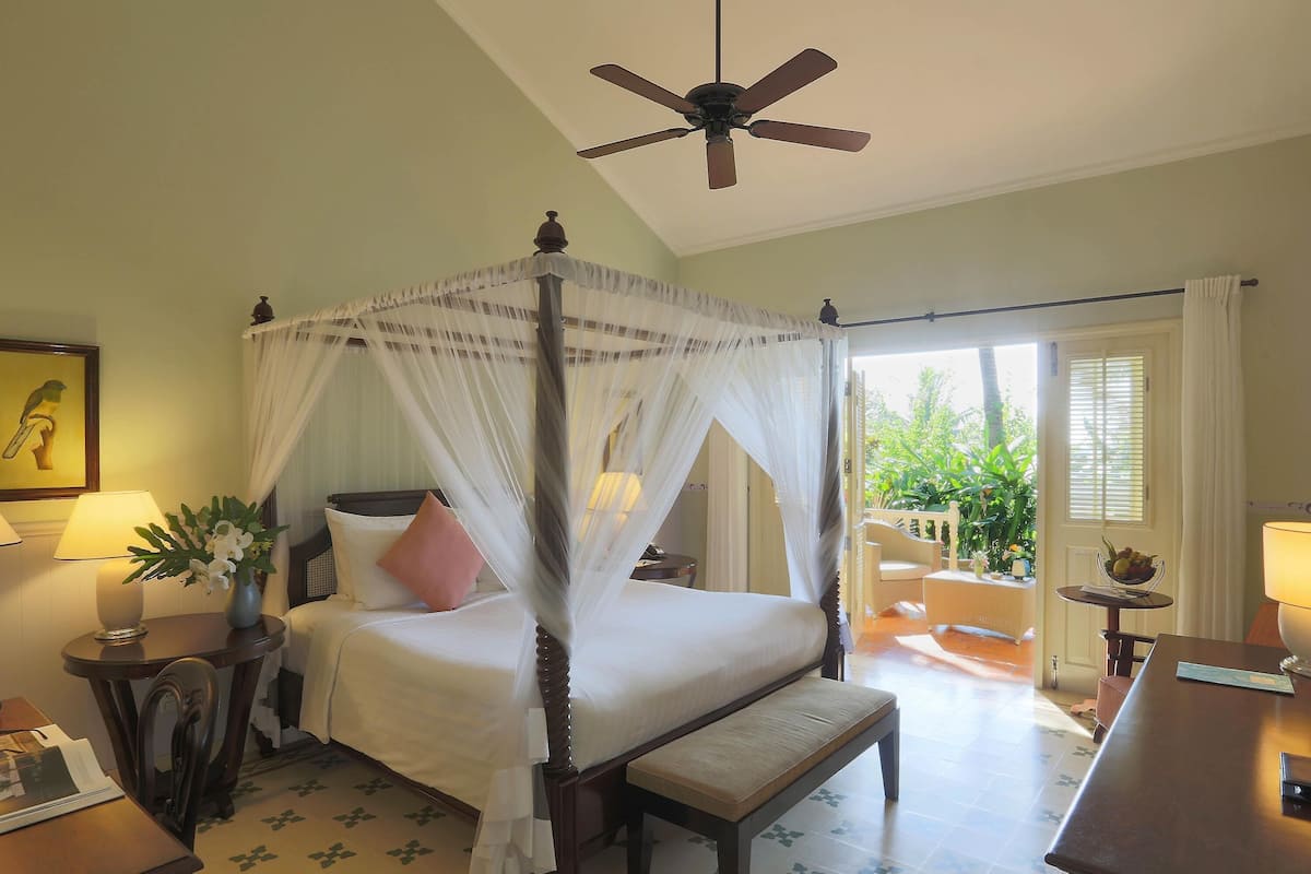 Biệt thự phong cách cổ điển, khu vực vườn | Bộ đồ giường cao cấp, chăn bông, minibar, két bảo mật tại phòng 
