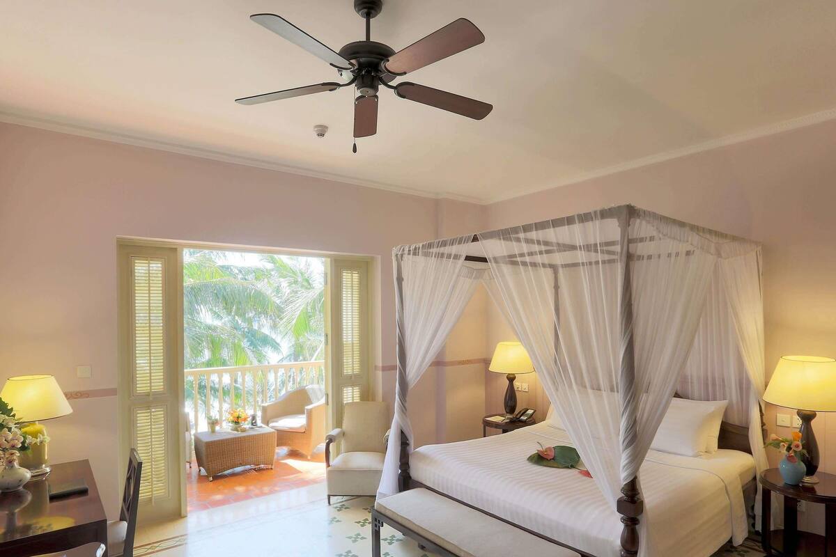 Premium bedding, down comforters, minibar, in-room safe