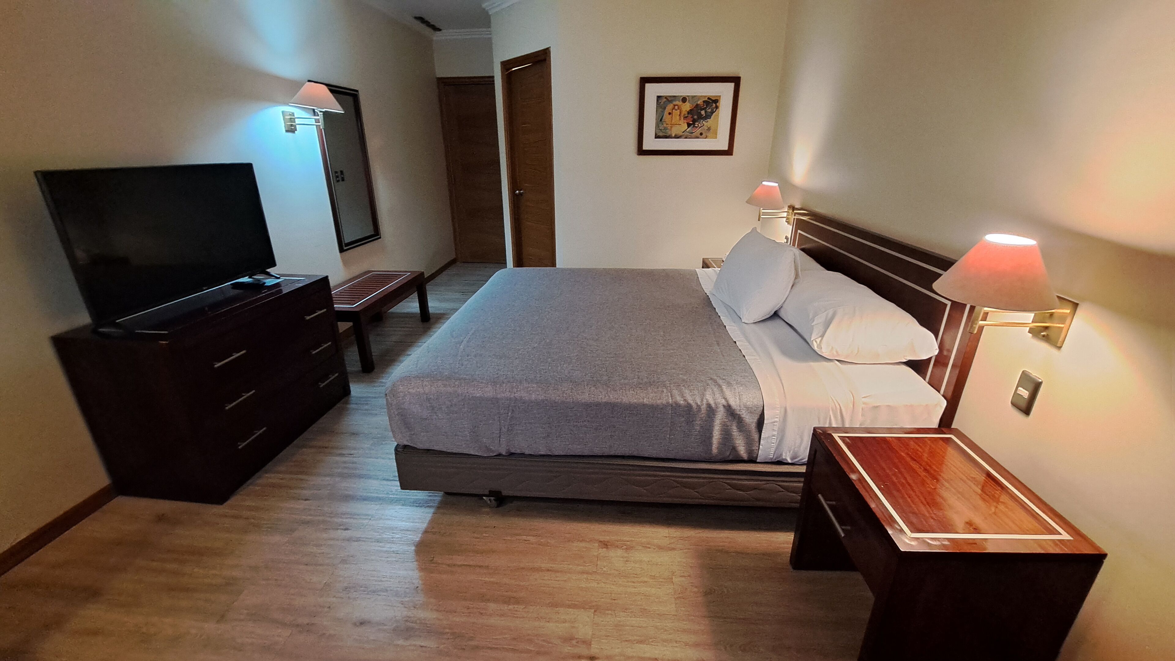 standard room | 1 bedroom, premium bedding, minibar, in-room safe