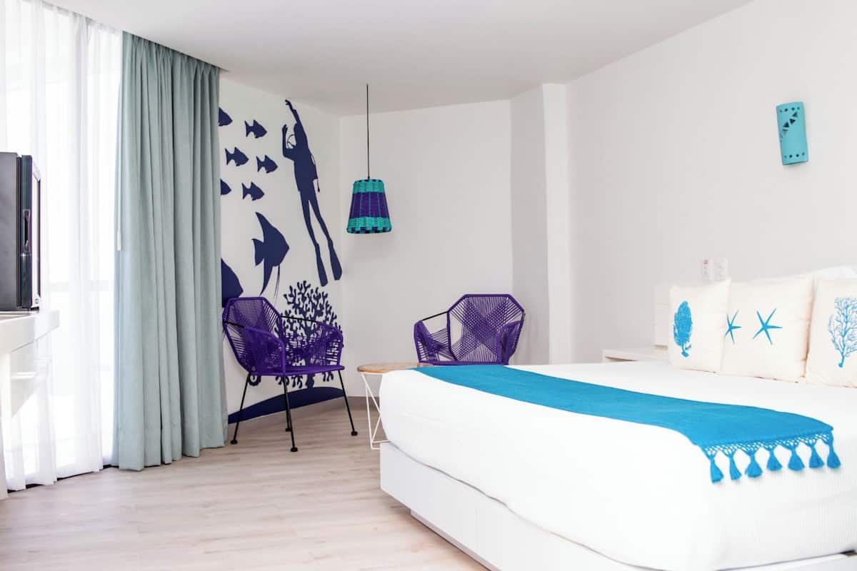 Deluxe Premium King | In-room safe, blackout drapes, iron/ironing board, Internet