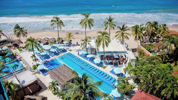 A resort with a swimming pool, beach, and palm trees. - Fontan Ixtapa Beach Resort - All Inclusive (Ixtapa)