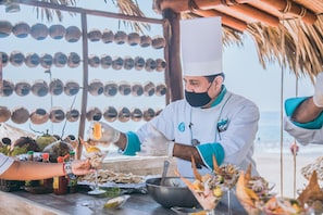 5 間餐廳;供應早餐、午餐、晚餐;多國菜