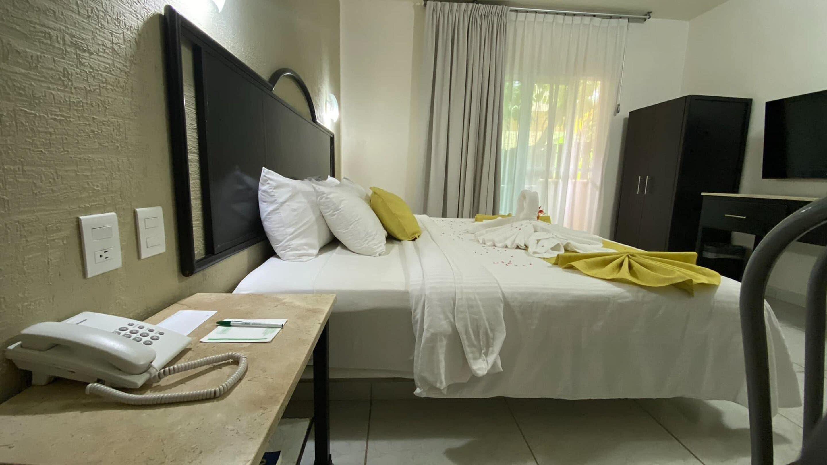 standard room, 1 king bed, balcony | 1 bedroom, in-room safe, iron/ironing board, free cots/infant beds