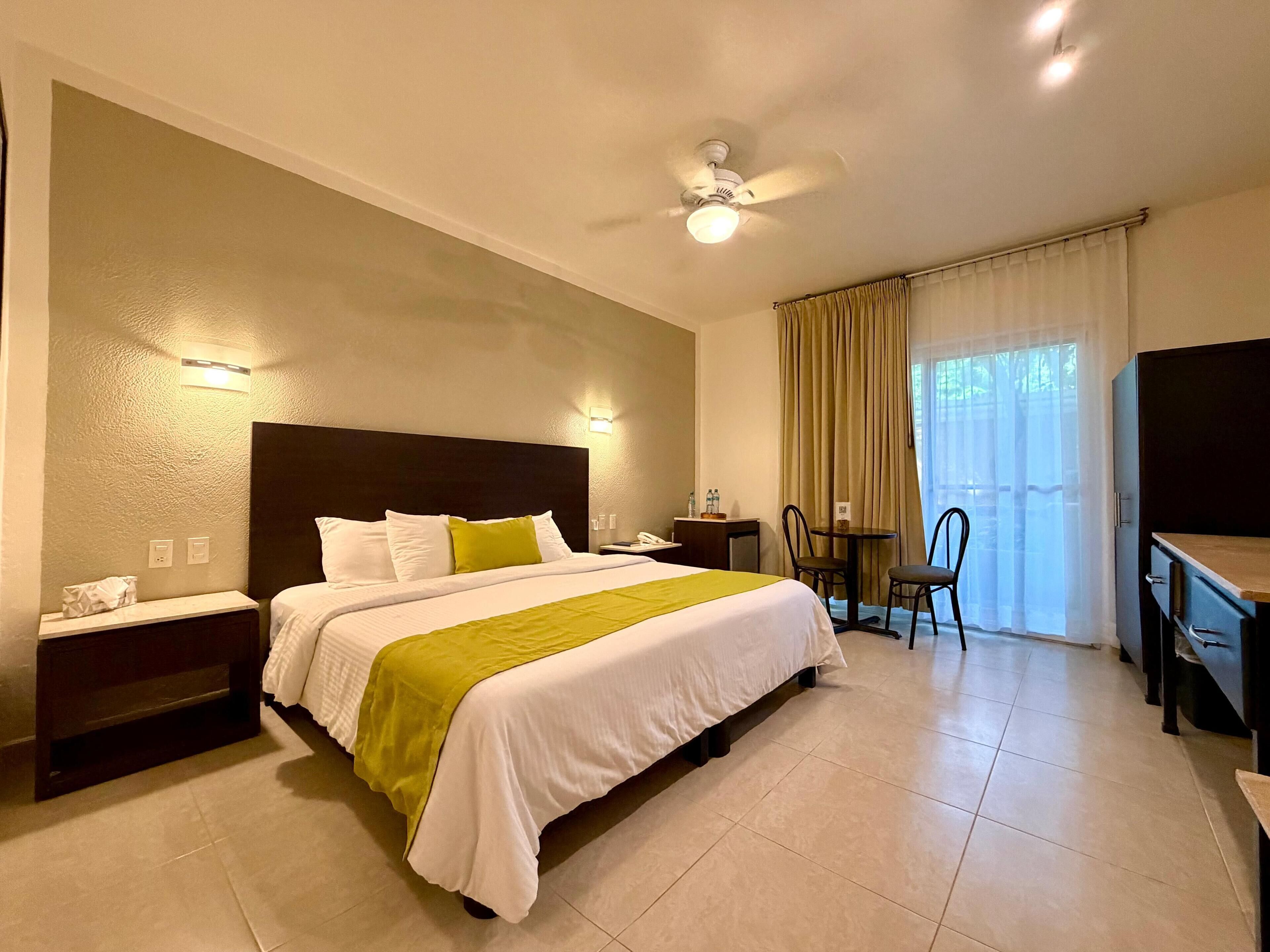 Coffres-forts dans les chambres, fer et planche à repasser