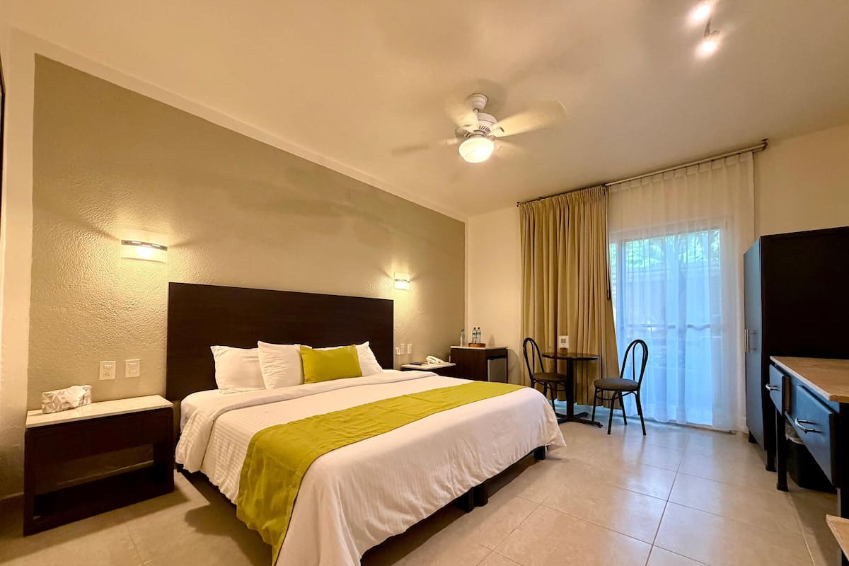 Coffres-forts dans les chambres, fer et planche à repasser