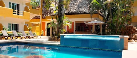 Piscine extérieure, parasols de plage, chaises longues