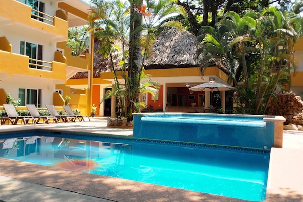 Außenpool, Sonnenschirme, Liegestühle