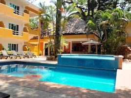 Piscina externa, guarda-sóis, espreguiçadeiras