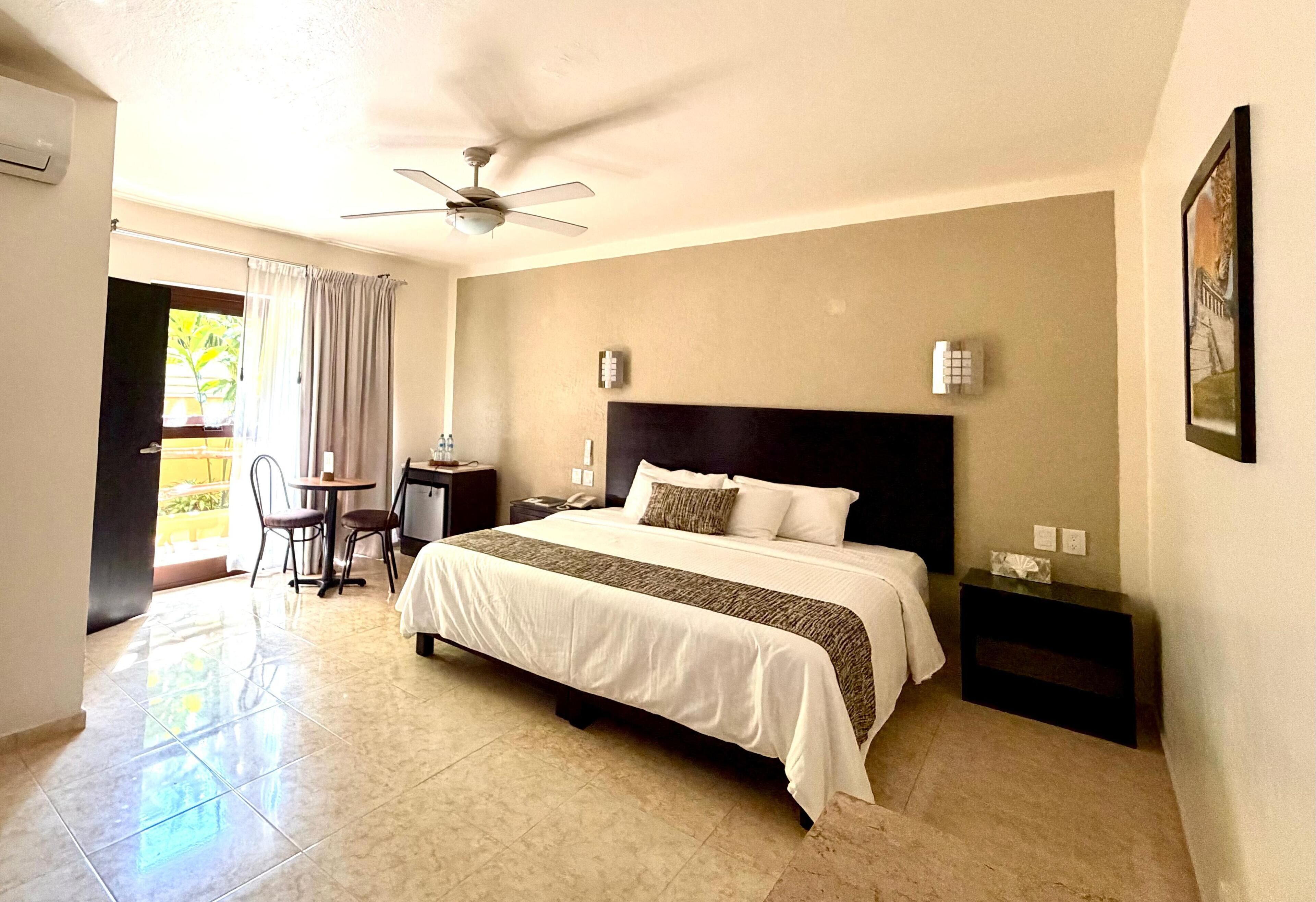 Habitación estándar, 1 cama King size, balcón | Caja de seguridad en la habitación y tabla de planchar con plancha 