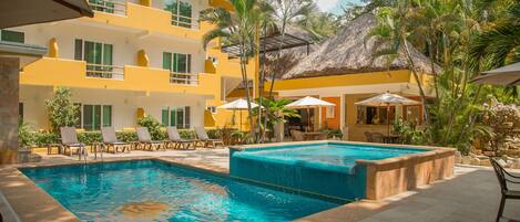 Utendørsbasseng, bassengparasoller og solsenger