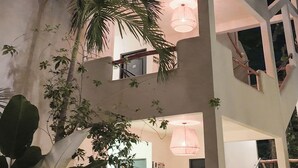 Un immeuble à plusieurs étages doté de balcons, d’escaliers et d’une porte.