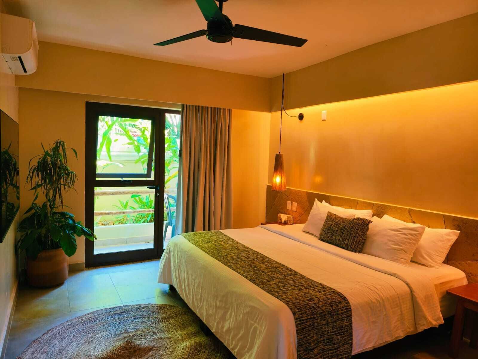 Superior Room (Habitación Ikzam Signature) | Premium bedding, minibar, in-room safe, laptop workspace