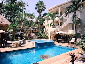 Outdoor pool, pool umbrellas, sun loungers - Hotel Ikzam Palenque (Palenque)