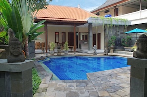 Outdoor pool, pool umbrellas, pool loungers - Hotel Flamboyan (Kuta)